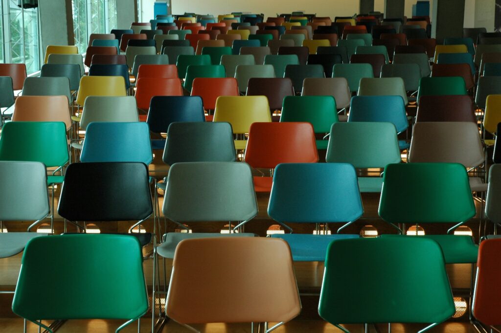 Sillas y mesas
